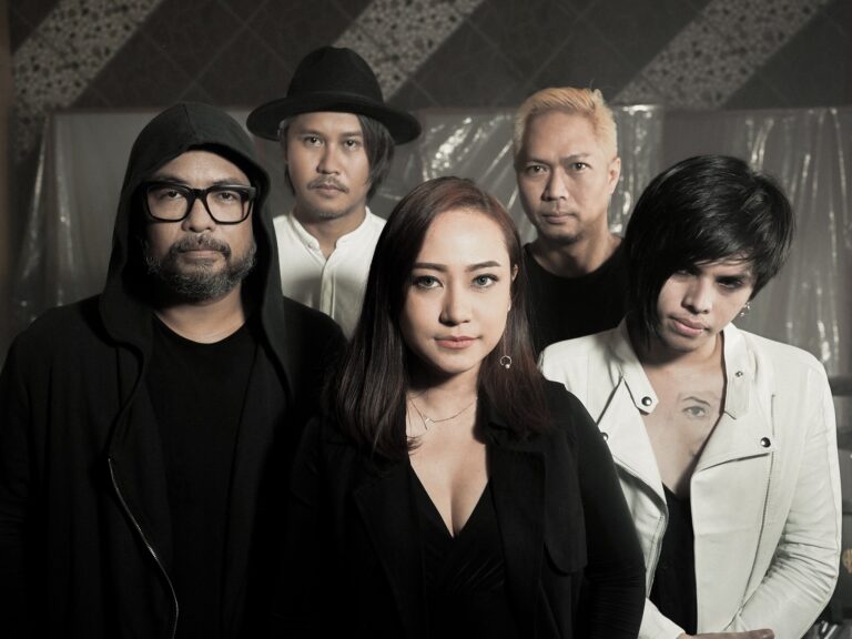 Aiu Ratna Vokalis Cokelat